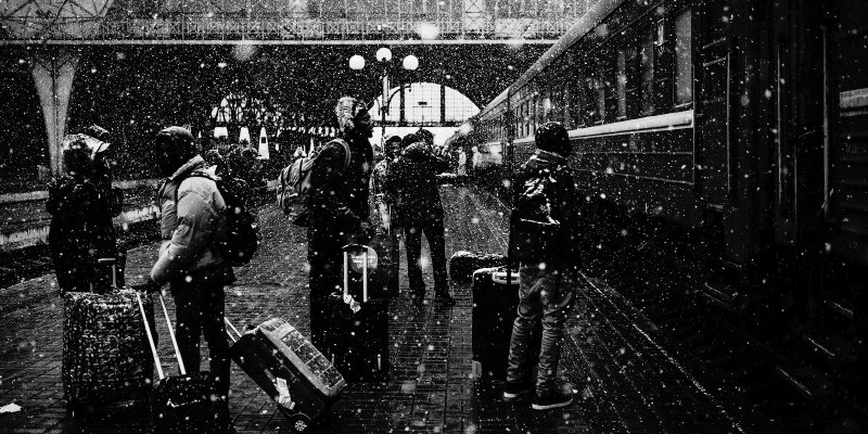 Marzo 2022: Nigerian students in Ukraine wait at the platform at the Lviv railway station. Bernat Armangue/AP 
