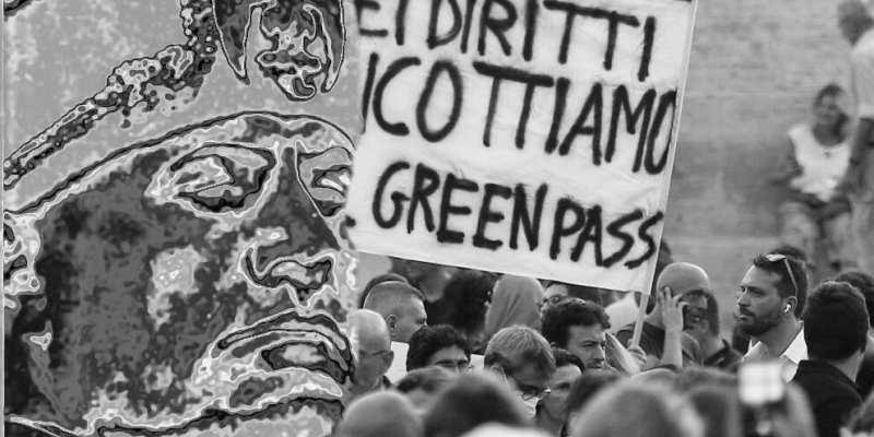Manifestazione «NO-VAX», in primo piano ritratto di Mussolini