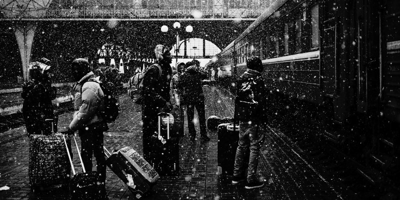 Marzo 2022: Nigerian students in Ukraine wait at the platform at the Lviv railway station. Bernat Armangue/AP 