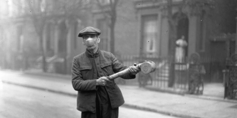 Si disinfettano le strade in Spagna durante la pandemia del 1918