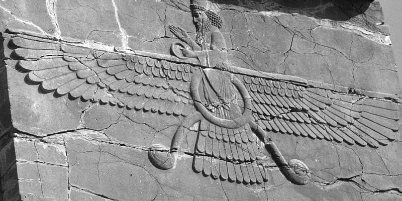 Il faravahar (persiano medio: prʾwhr) è uno dei simboli più noti dello zoroastrismo, la religione di Stato degli antichi Imperi persiani. (Fonte: Wikipedia alla voce «Persepoli»).